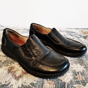 Unstructured Clarks black leather slip on